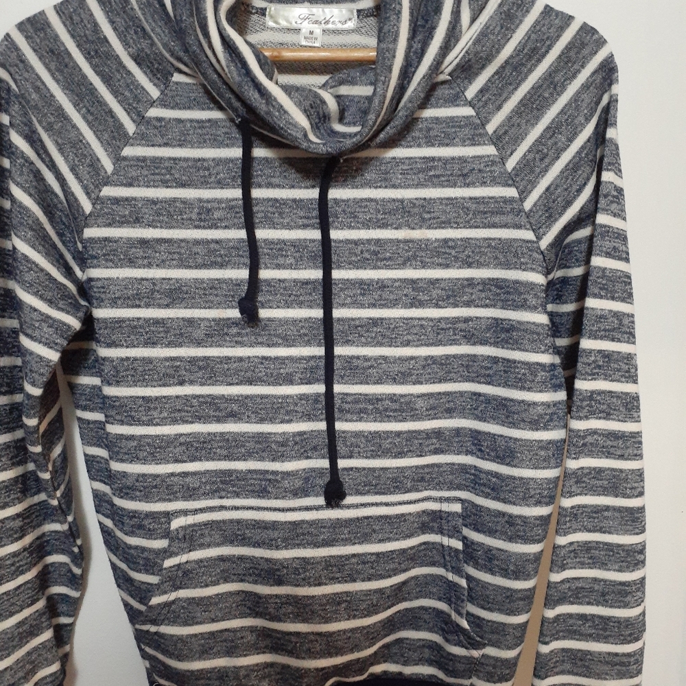 Feathers size M. Sweatshirt style